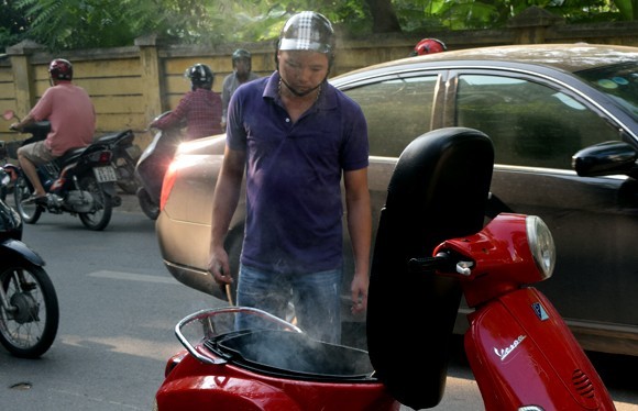 Vừa đổ xăng, xe Vespa LX bốc khói nghi ngút - ảnh 3
