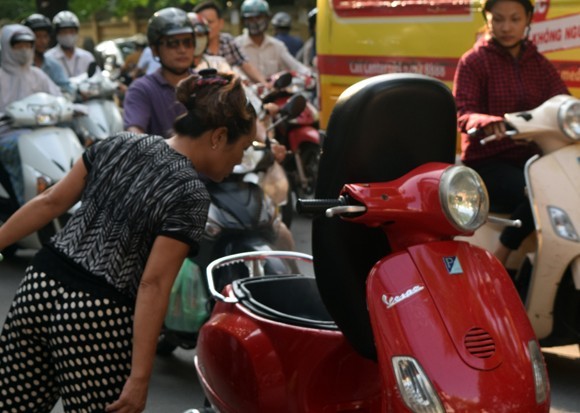 Vừa đổ xăng, xe Vespa LX bốc khói nghi ngút - ảnh 4