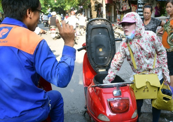 Vừa đổ xăng, xe Vespa LX bốc khói nghi ngút - ảnh 5