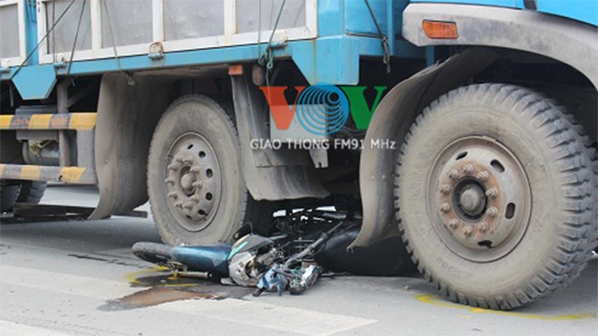 Xe tải cán nát xe máy, một phụ nữ chết thảm - ảnh 1