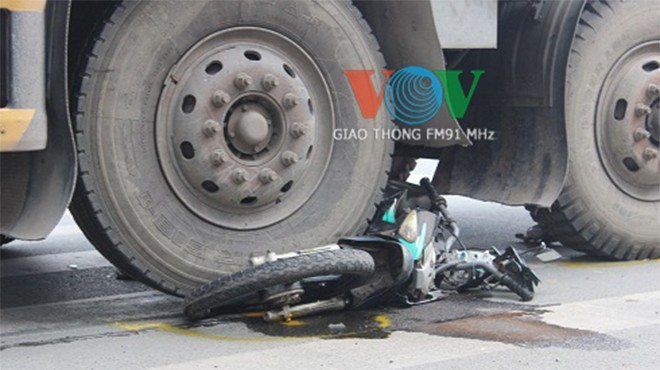 Xe tải cán nát xe máy, một phụ nữ chết thảm - ảnh 3