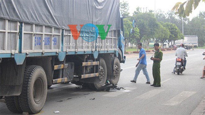 Xe tải cán nát xe máy, một phụ nữ chết thảm - ảnh 6