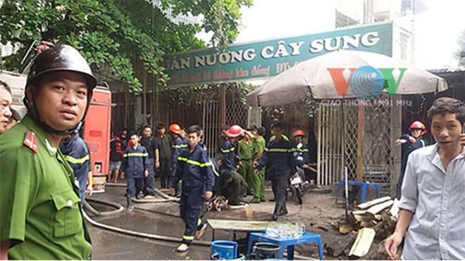 Nhà hàng chuyên đồ nướng bốc cháy vào giữa trưa - ảnh 1
