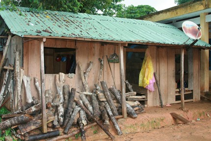Nghi vợ ngoại tình, chồng giẫm chết con vừa chào đời - ảnh 1
