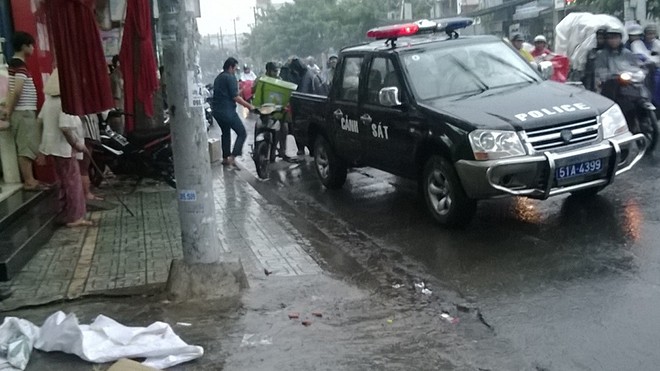 Truy sát giữa phố, nhân viên tiếp thị kẹo bị đâm chết tại chỗ - ảnh 1