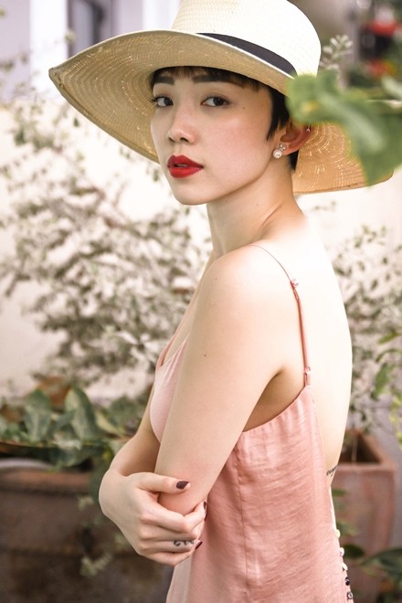 Tóc Tiên khoe vẻ mong manh với váy dây - ảnh 1