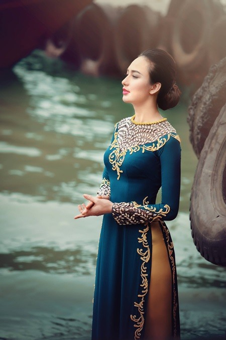 Ngọc Diễm cổ điển khoe đường cong cháy bỏng với áo dài hoa văn - ảnh 1
