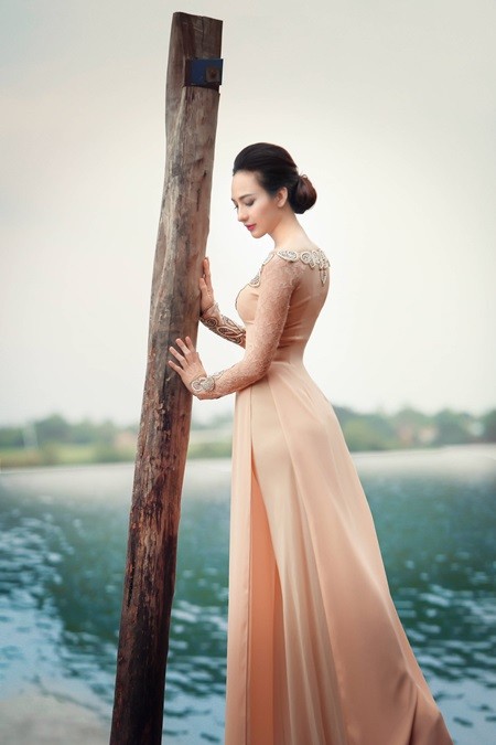 Ngọc Diễm cổ điển khoe đường cong cháy bỏng với áo dài hoa văn - ảnh 5
