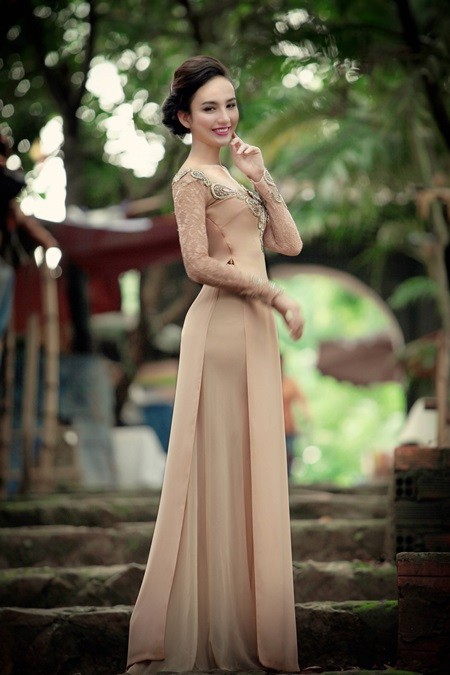 Ngọc Diễm cổ điển khoe đường cong cháy bỏng với áo dài hoa văn - ảnh 7