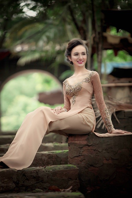 Ngọc Diễm cổ điển khoe đường cong cháy bỏng với áo dài hoa văn - ảnh 8