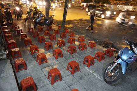 'Đặc sản' vỉa hè phố cổ - ảnh 1