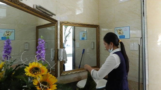 Bi hài ở nhà vệ sinh công cộng bạc tỷ - ảnh 1
