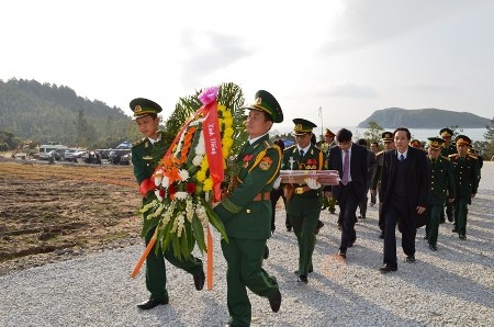 Dòng người tấp nập viếng mộ Đại tướng Võ Nguyên Giáp - ảnh 1
