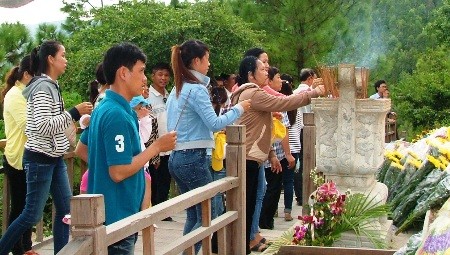 Dòng người tấp nập viếng mộ Đại tướng Võ Nguyên Giáp - ảnh 2
