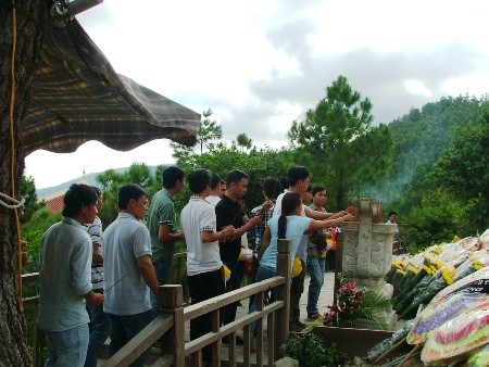 Dòng người tấp nập viếng mộ Đại tướng Võ Nguyên Giáp - ảnh 3
