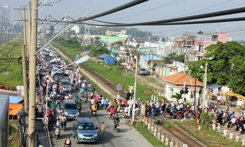 Kiếm tiền triệu mỗi ngày nhờ kẹt xe ở TP HCM - ảnh 1