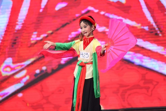 Cậu bé 8 tuổi hóa “Thị Mầu” đầy ấn tượng - ảnh 1