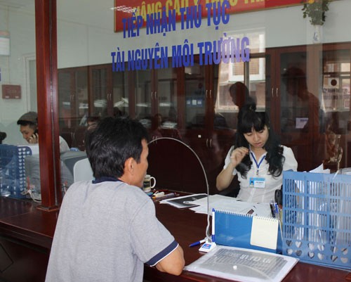 Bí thư Hà Nội sẵn sàng gặp dân vụ 'bôi trơn' cấp sổ đỏ - ảnh 1