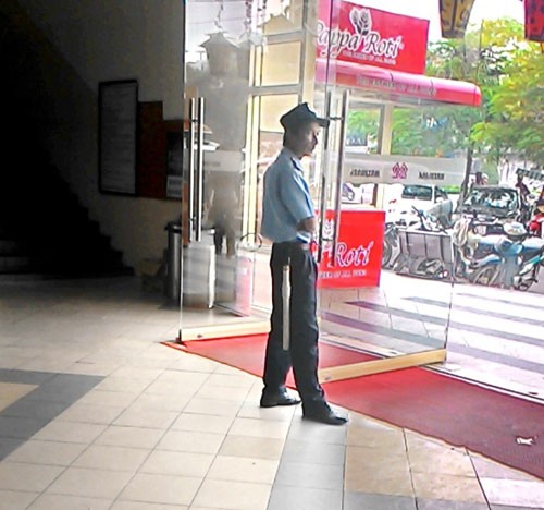 Camera an ninh ghi được cảnh 'siêu trộm' đột nhập Maximark Cộng Hòa - ảnh 3