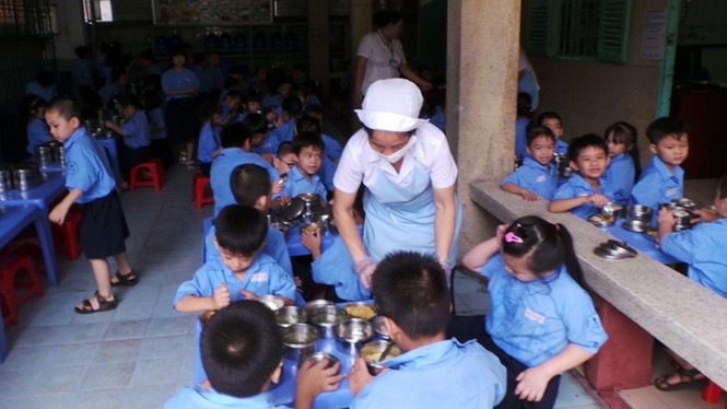 Gần 100 học sinh nghỉ học do sốt, nôn ói - ảnh 1