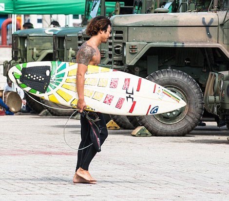 Lướt sóng ở vùng biên căng thẳng nhất thế giới - ảnh 1