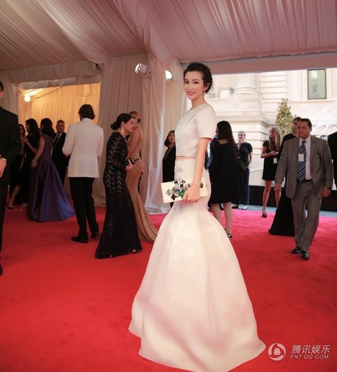 Maggie Q diện áo dài cách điệu trên thảm đỏ Met Gala - ảnh 7