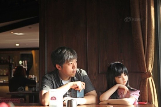 Chuyện cảm động về người đàn ông 'yêu búp bê như con' - ảnh 1