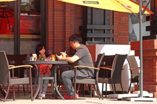 Chuyện cảm động về người đàn ông 'yêu búp bê như con' - ảnh 2