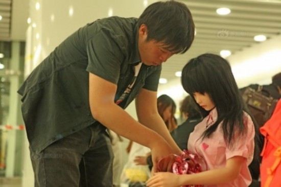 Chuyện cảm động về người đàn ông 'yêu búp bê như con' - ảnh 5