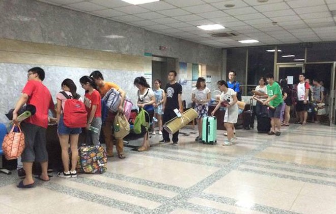 Hơn 1.000 sinh viên ngủ trong nhà thi đấu để tránh nóng - ảnh 2