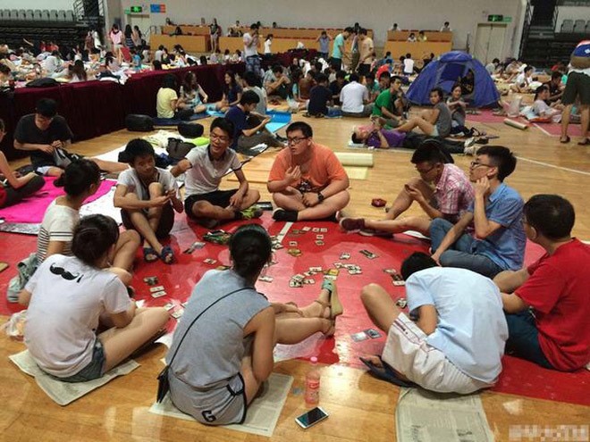 Hơn 1.000 sinh viên ngủ trong nhà thi đấu để tránh nóng - ảnh 4