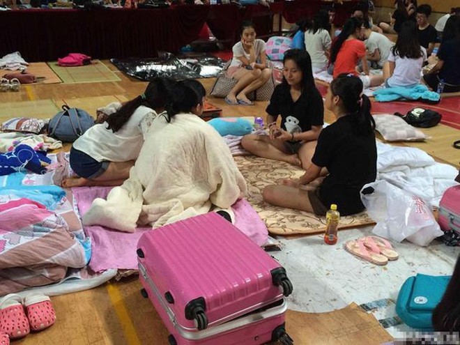Hơn 1.000 sinh viên ngủ trong nhà thi đấu để tránh nóng - ảnh 5
