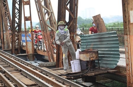 Xem công nhân sửa cầu Long Biên biểu diễn 'kỹ xảo tung hứng' - ảnh 6