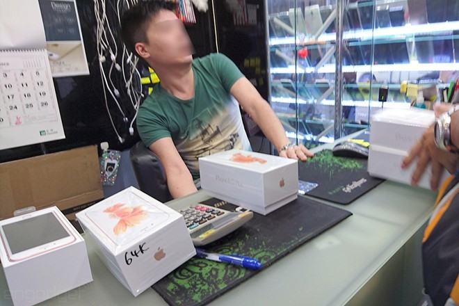 Bên trong 'chợ đen' iPhone ở Hong Kong - ảnh 1