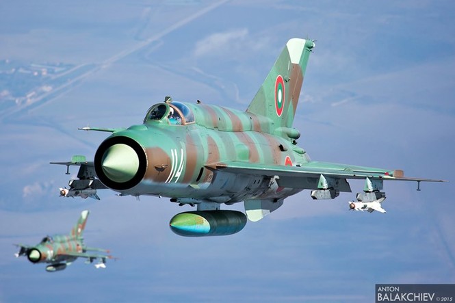 Cận cảnh tiêm kích MiG-21 Syria oanh tạc phiến quân IS - ảnh 8