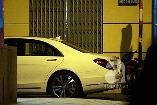 Cường Đôla nắm chặt tay tình mới Hạ Vi trong đêm Sài Gòn - ảnh 1