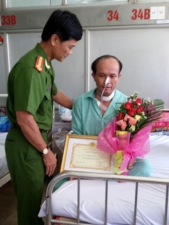 Truy bắt cướp, 'hiệp sĩ' bị đâm thủng thực quản - ảnh 1