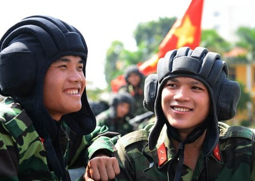 Xem chiến sĩ cận vệ bí mật tiếp cận, nhắm bắn mục tiêu - ảnh 17