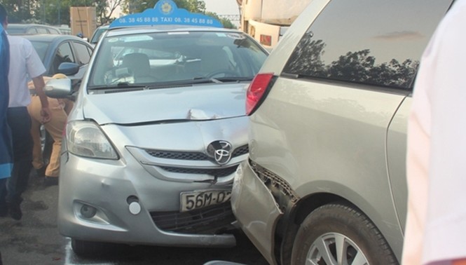 Xe bồn mất phanh gây tai nạn liên hoàn, đường phố kẹt cứng - ảnh 1