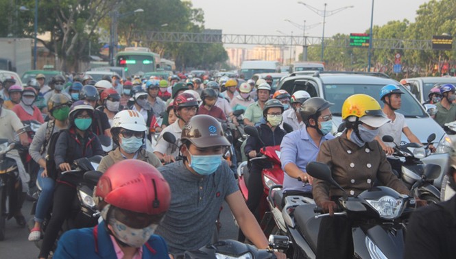 Xe bồn mất phanh gây tai nạn liên hoàn, đường phố kẹt cứng - ảnh 2