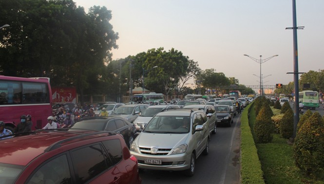 Xe bồn mất phanh gây tai nạn liên hoàn, đường phố kẹt cứng - ảnh 3