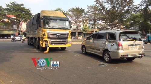 BẢN TIN ATGT: Ô tô tông xe máy rồi cả hai rơi xuống sông - ảnh 3