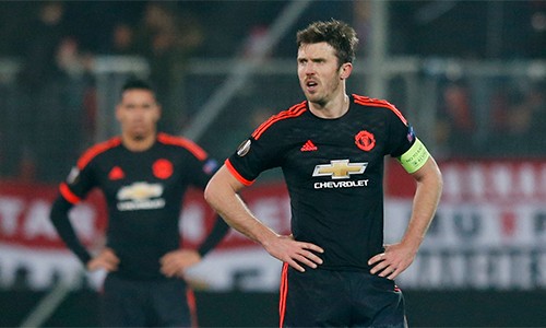 CĐV M.U ký đơn tập thể yêu cầu sa thải Van Gaal - ảnh 1