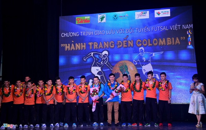 Tuyển thủ futsal Việt Nam rụt rè trong buổi giao lưu - ảnh 2