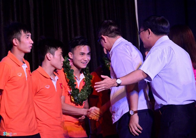 Tuyển thủ futsal Việt Nam rụt rè trong buổi giao lưu - ảnh 4