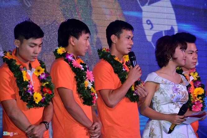 Tuyển thủ futsal Việt Nam rụt rè trong buổi giao lưu - ảnh 9