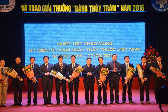 10 thầy thuốc trẻ Thủ đô nhận Giải thưởng Đặng Thùy Trâm - ảnh 2