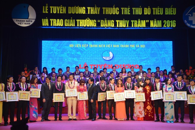 10 thầy thuốc trẻ Thủ đô nhận Giải thưởng Đặng Thùy Trâm - ảnh 4