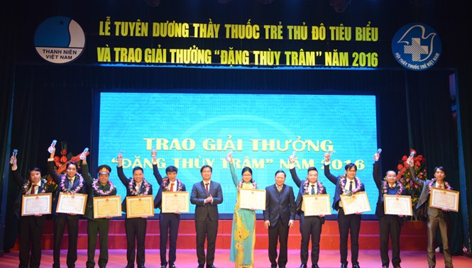 10 thầy thuốc trẻ Thủ đô nhận Giải thưởng Đặng Thùy Trâm - ảnh 5