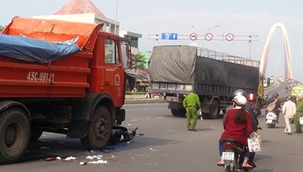 BẢN TIN ATGT: Nữ sinh lớp 11 chết thảm dưới bánh xe ben - ảnh 6
